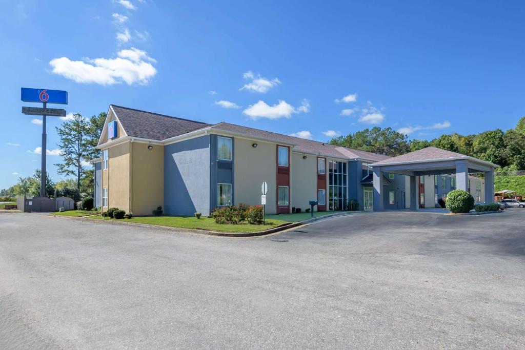 Motel 6 Dawsonville, GA - North GA Premium Outlets image