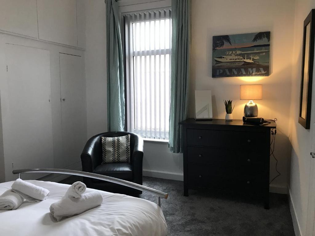 Bright Spacious 3-bed With Office & Patio, Preston - Tap to explore photos