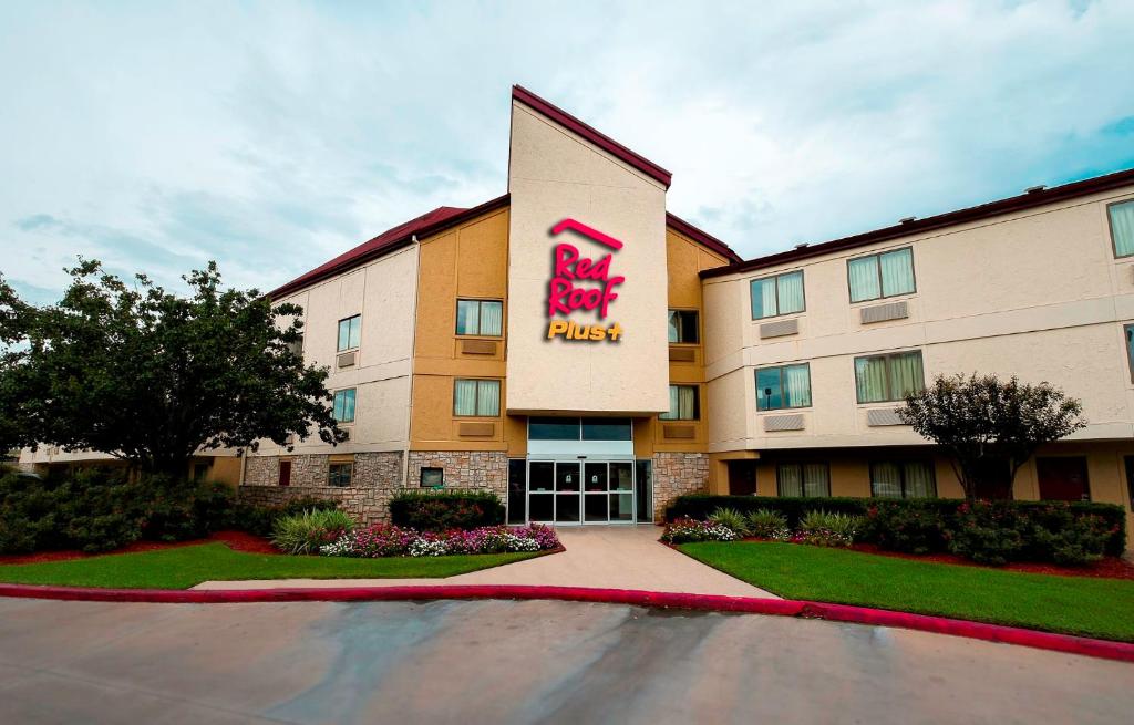 Red Roof Inn PLUS+ Houston - Energy Corridor image