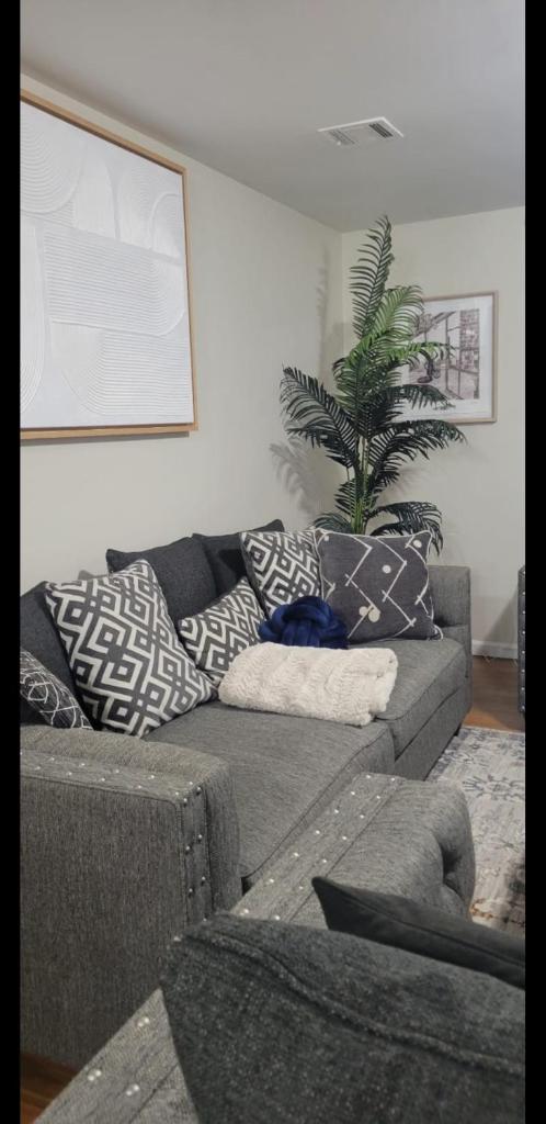 Exquisite 4 Beds Near EWR NYC image
