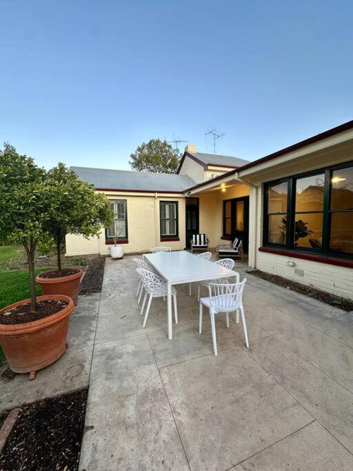 Bellisle - 1880's period home in Central Albury photo 4