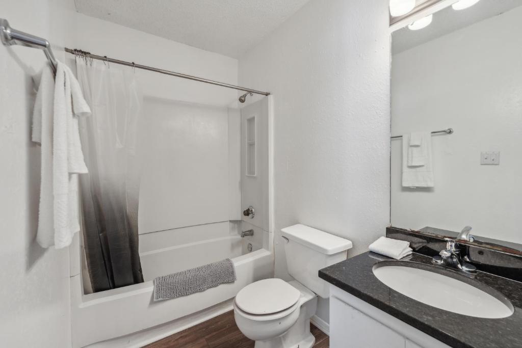 Northcliffe 104 I Fully Furnished 1 Bedroom 1bth image
