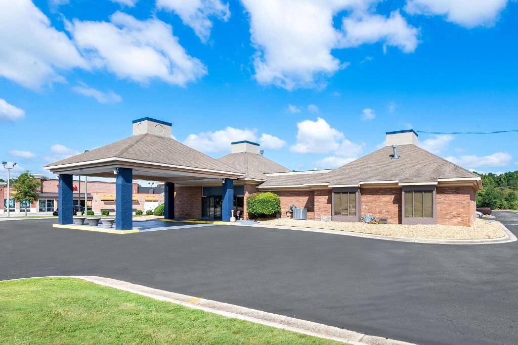 Quality Inn & Suites Fayetteville I-95 image