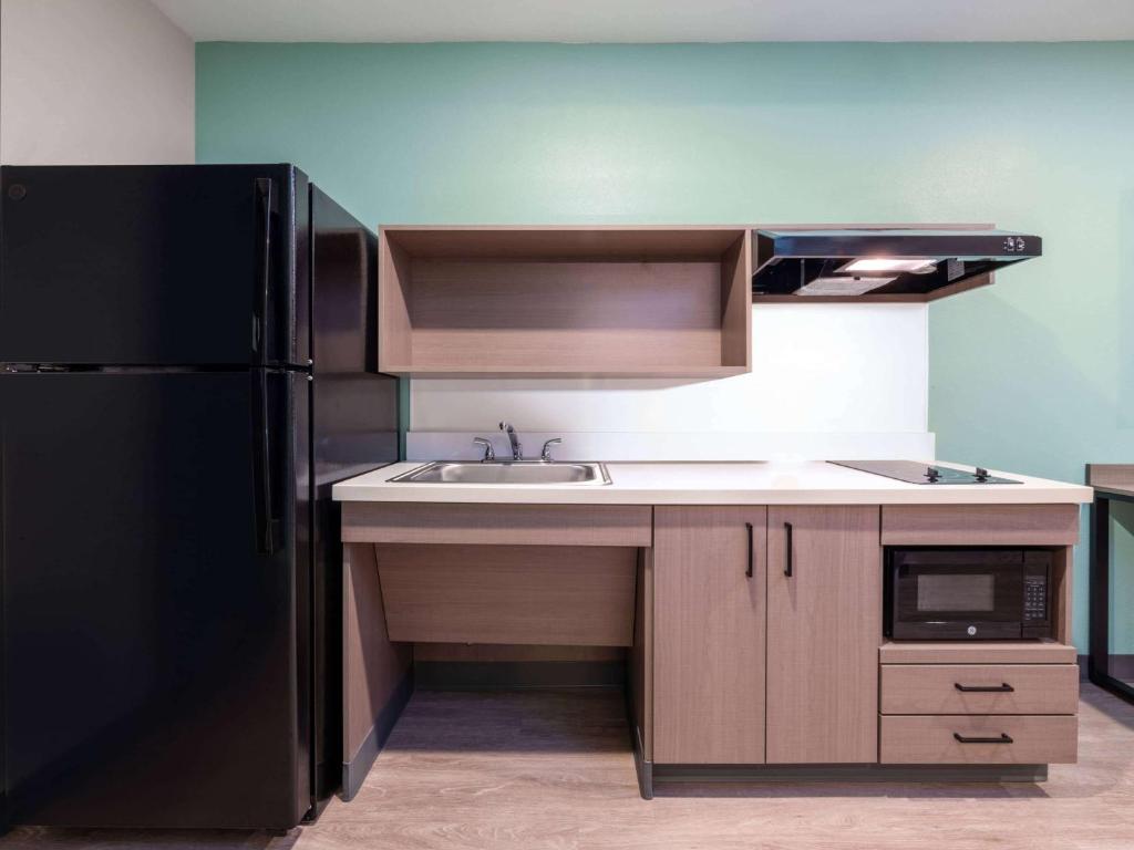 ECHO Suites Extended Stay by Wyndham Indianapolis AmeriPlex Room Type - Queen Suite with Bathtub w/Grab Bars and Dishwasher - Mobility Accessible/Non-Smoking