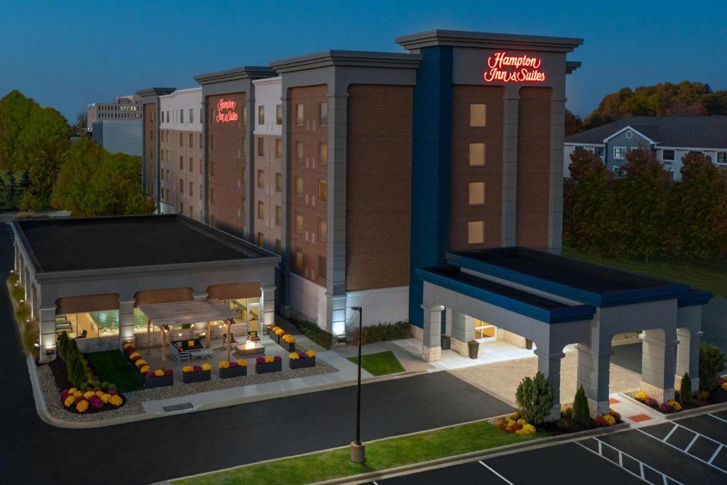 Hampton Inn & Suites Cleveland-Beachwood image
