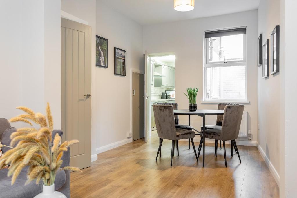 Belfast Holiday Home Ormeau Park - Tap to explore photos