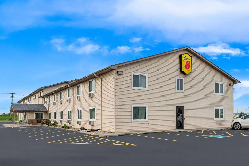 Super 8 by Wyndham Council Bluffs IA Omaha NE Area image