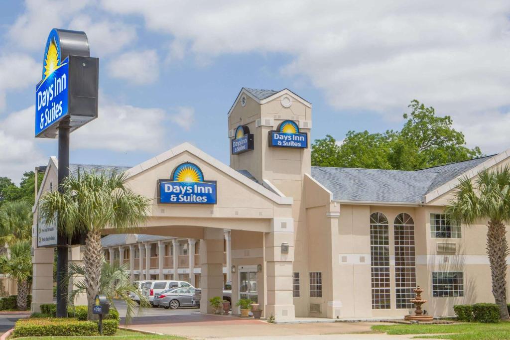 Days Inn by Wyndham Nacogdoches/SFA University/Downtown image