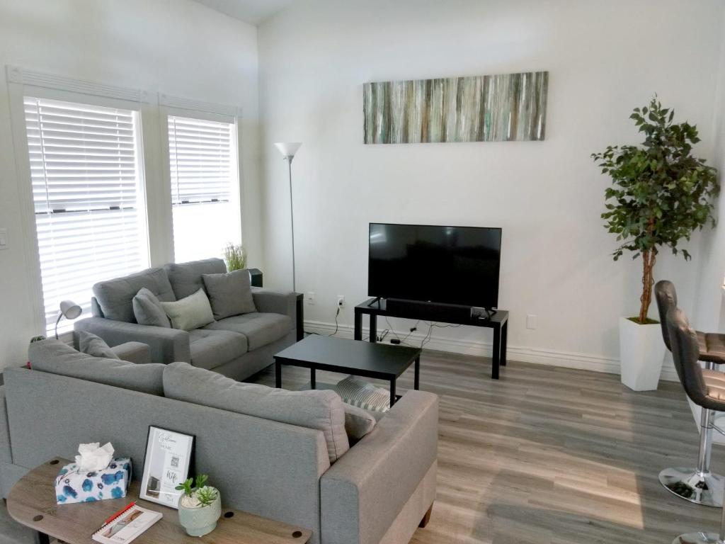 Cozy condo near MCC with pool, BBQ, covered parking - Tap to explore photos