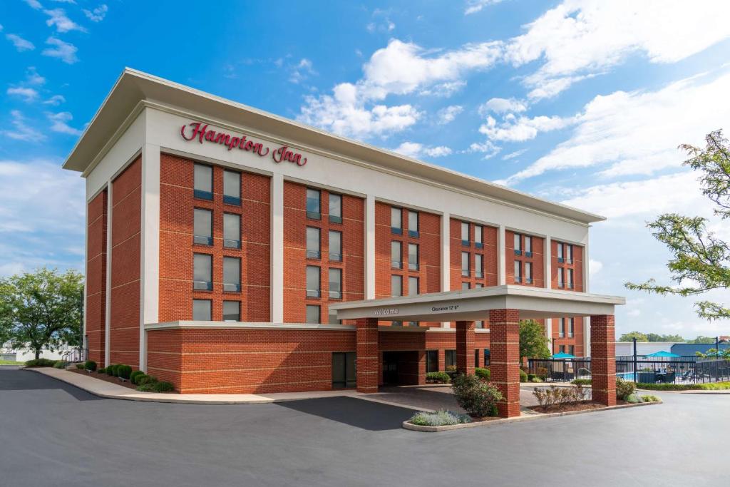 Hampton Inn Martinsburg image