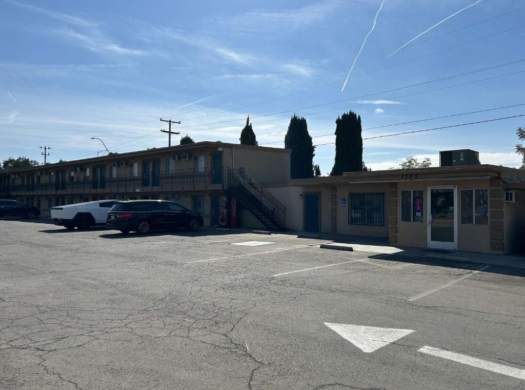 Villager Inn Motel image