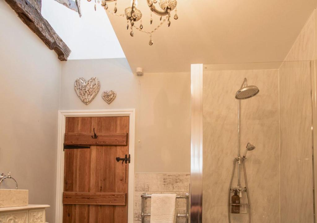 Charming 2 Bed House in Tewkesbury Centre - Tap to explore photos