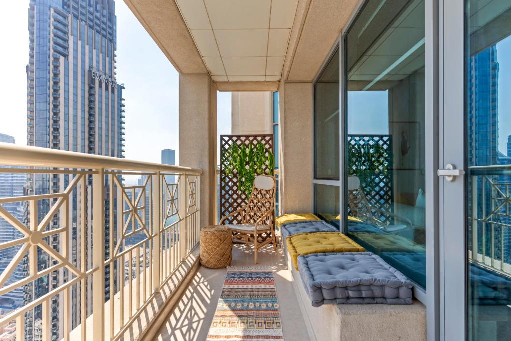 Stylish 1BR with Iconic Burj and Fountain Views photo 3