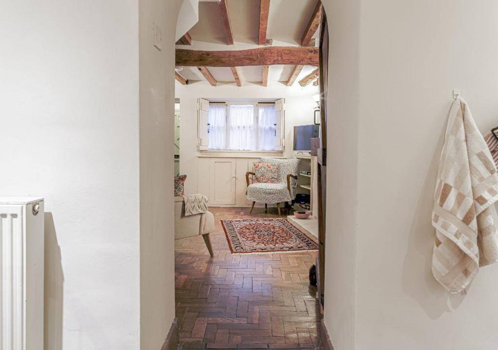 Honeypot Cottage - Charming Bolthole in Stow! - Tap to explore photos