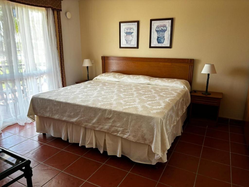 Hotel los Naranjos - Tap to explore photos