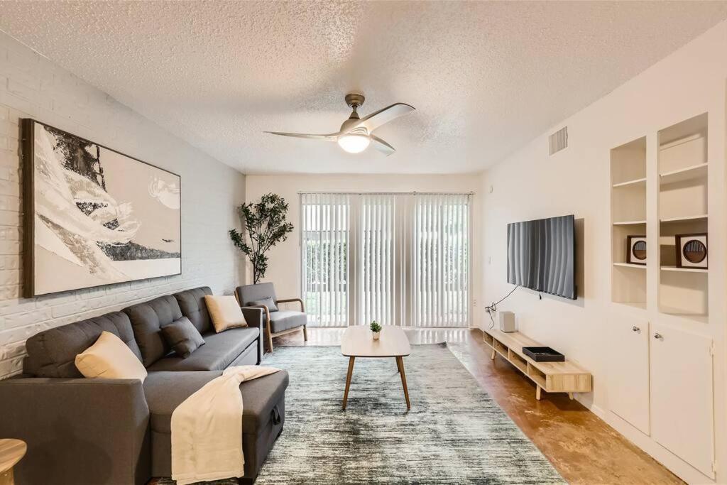 2B Getaway Steps to Dtwn - Sleeps 6 - Pool, Prkg image