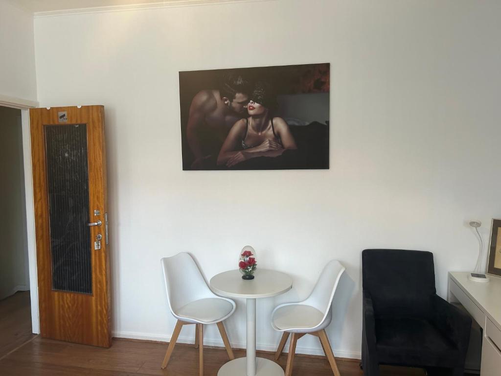 Friend Room - Tap to explore photos