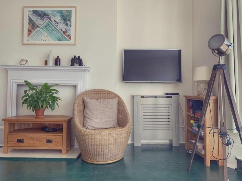 Fantastic 3 Bed Beachfront Flat with Seaview - Tap to explore photos