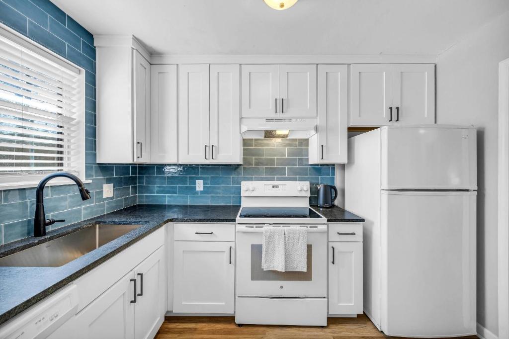 Honeysuckle - Quiet Condo 2 Beds Free Parking Near UGA image