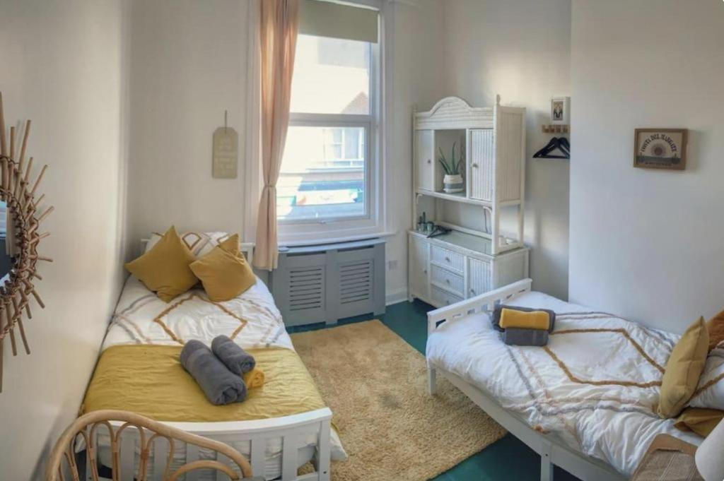 Fantastic 3 Bed Beachfront Flat with Seaview - Tap to explore photos