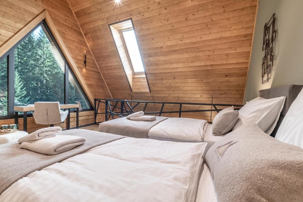 Cozy Chalet Forest Hill - Tap to explore photos