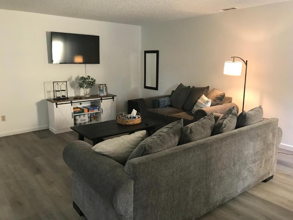 Visalia Near SNP cozy,spacious 2bd 2 Bath image
