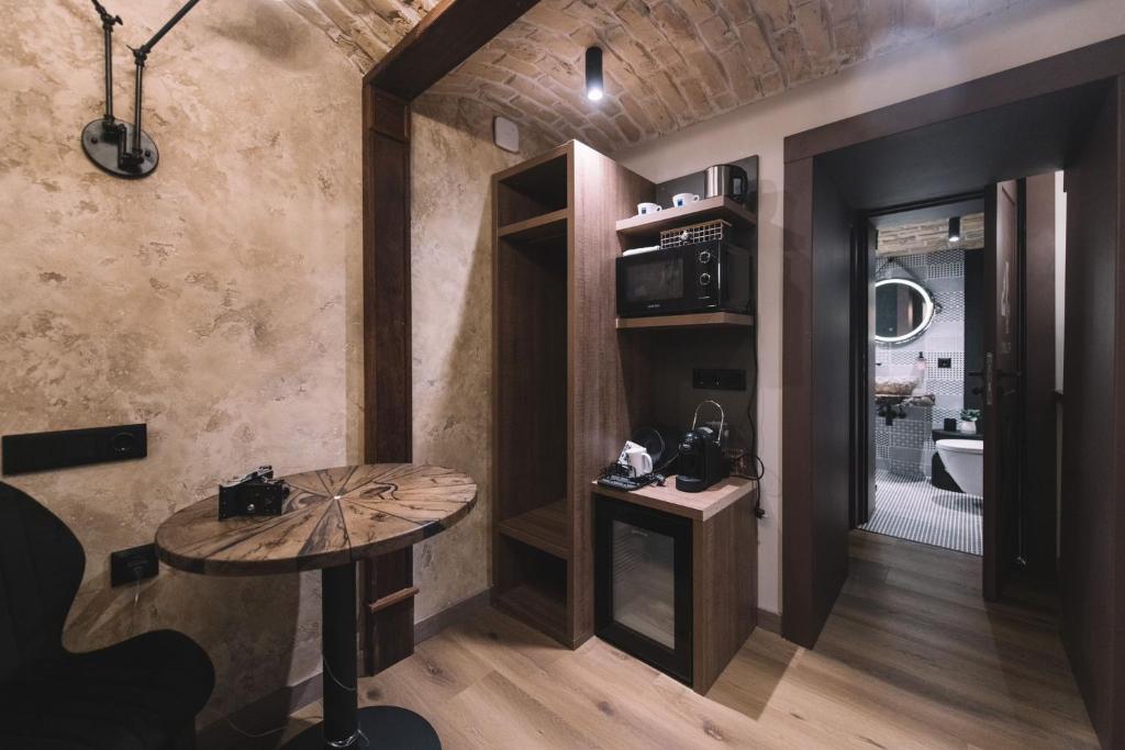 Photographer Rudolf's Studio - ground floor with separate entrance - Tap to explore photos