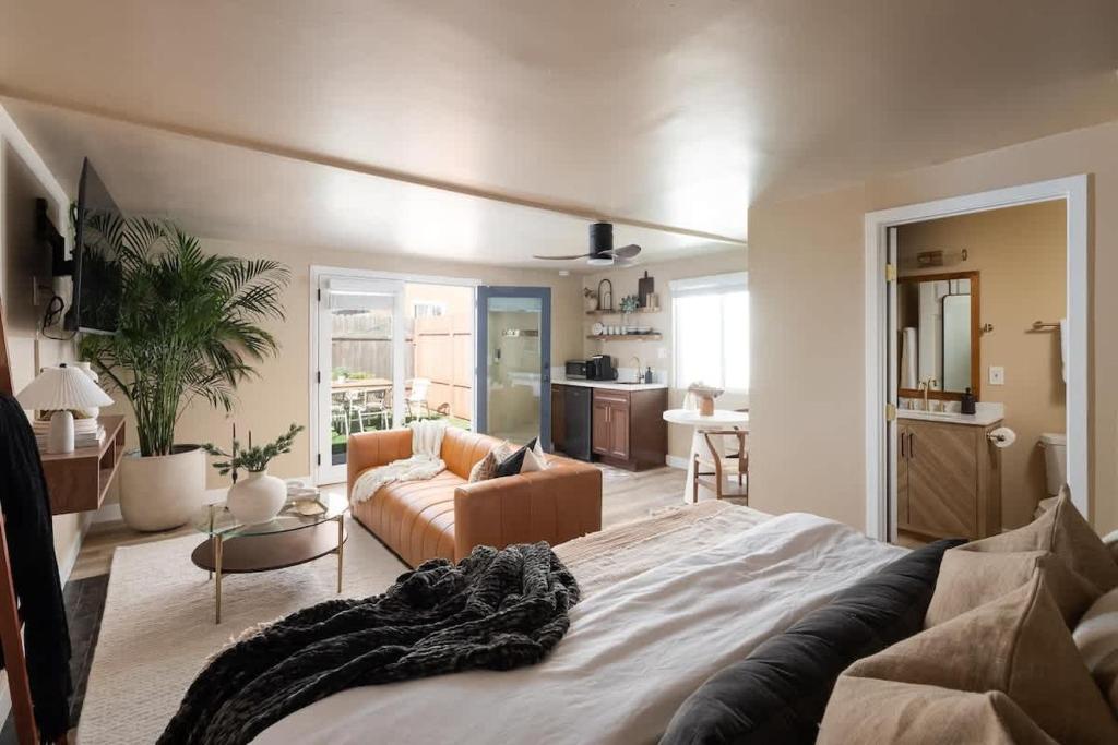 Cozy Private Studio with Patio AC Laundry image