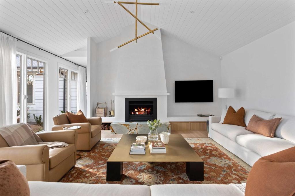 Muskoka Luxe Retreat with Pool Spa & Fire Pit photo 2