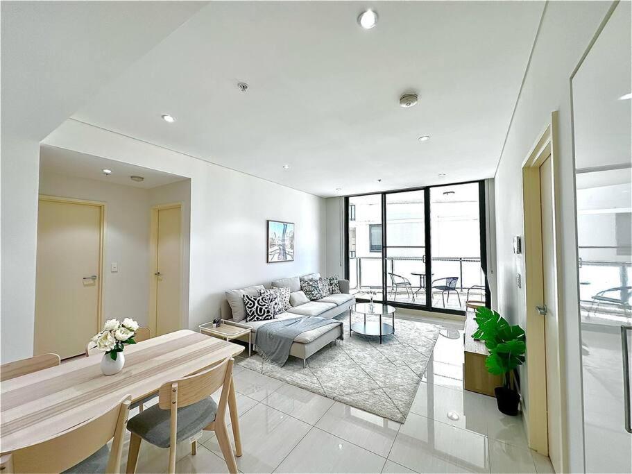 Cosy 2-Bedroom Apartment, Homebush NSW 2140 photo 1