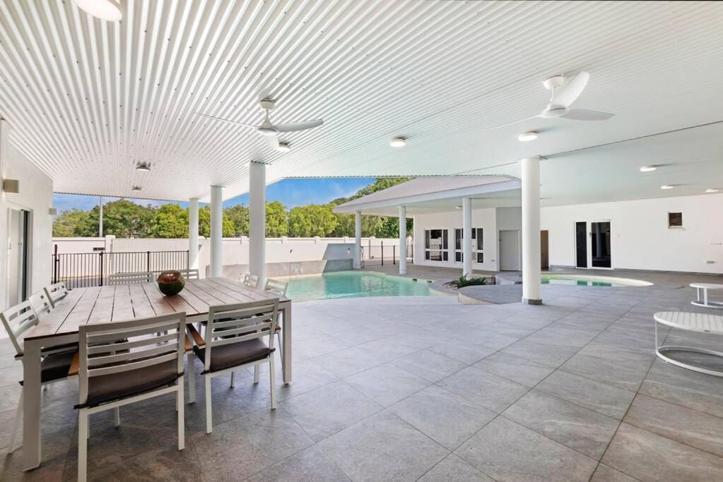 Majestic Manor 5BR Stylish Super Home - Private Pool - BBQ photo 2
