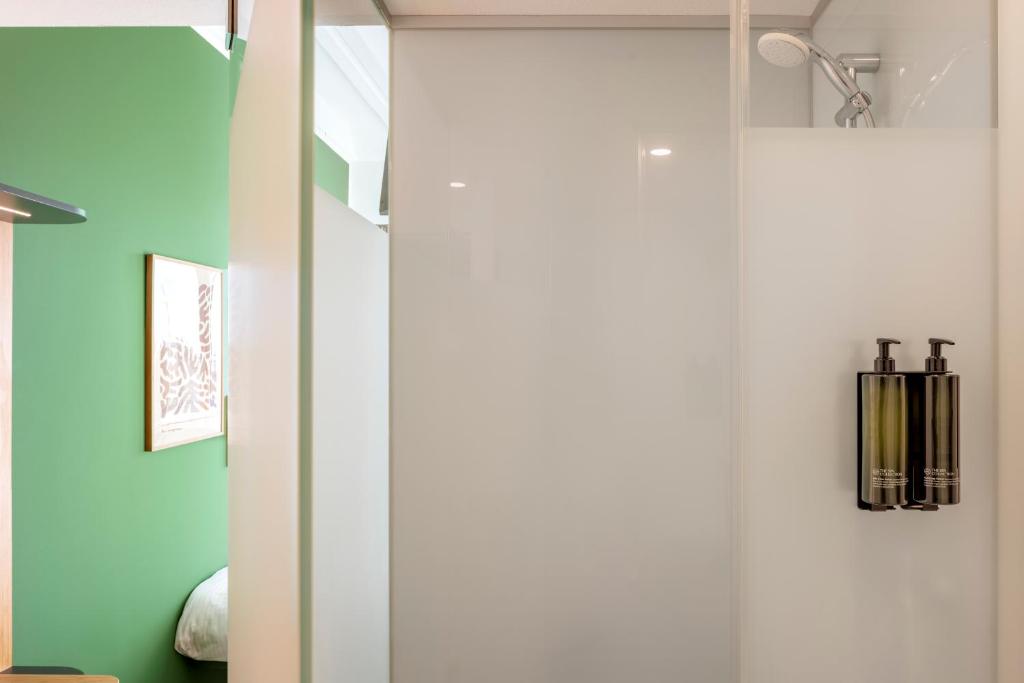 Maxhotel Amsterdam Airport Schiphol Room Type - Small Double Room