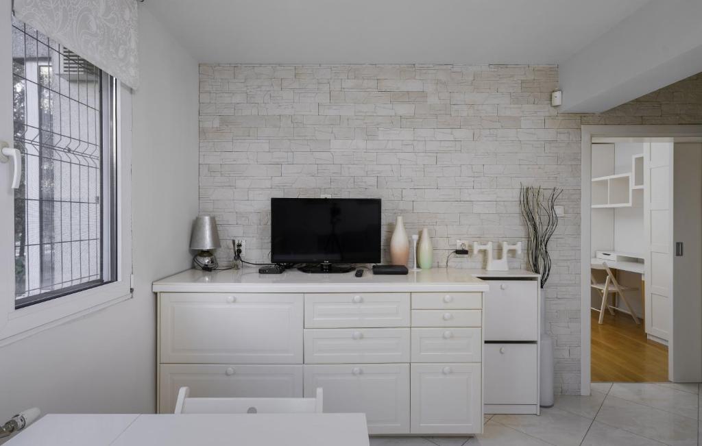 Bright & Cozy 1BD Apartment with Balcony close to South Park by Flat Mаnager - Tap to explore photos