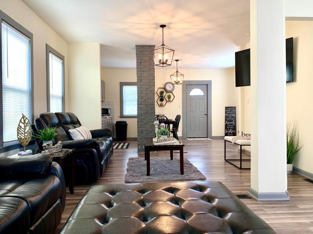The Southside Villa - With Private Yard & Parking, Near Falls & Casino by Niagara Hospitality image