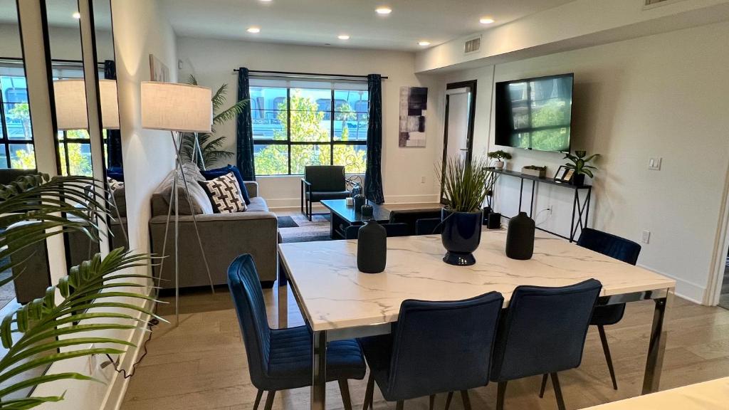 The Century City Cozy 3 Bedroom Apartment with free parking! 303 image