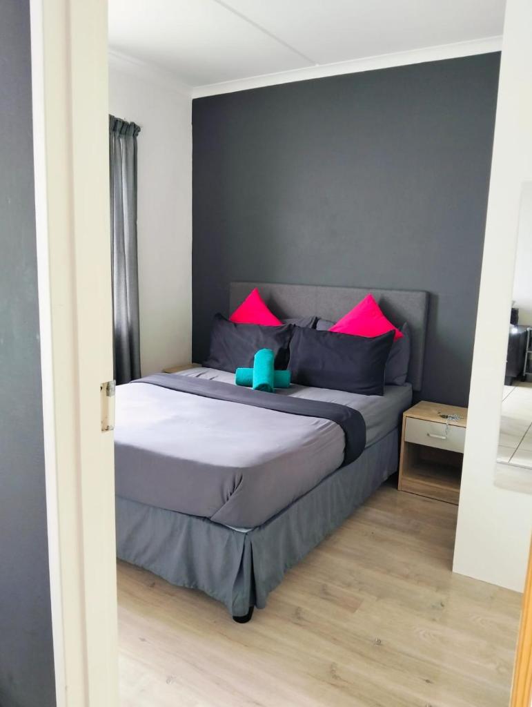 Cozy corner apartment Muizenberg - Tap to explore photos