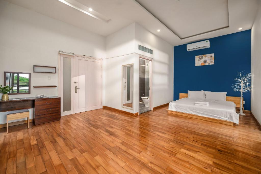 Nhat Villa 5br full AC near MY KHUE BEACH Western Town