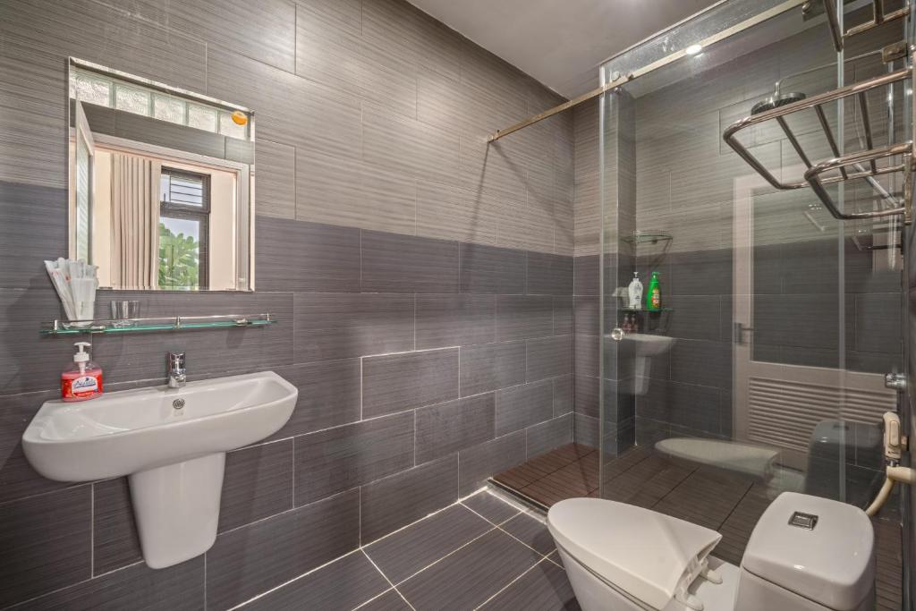 Nhat Villa 5br full AC near MY KHUE BEACH Western Town