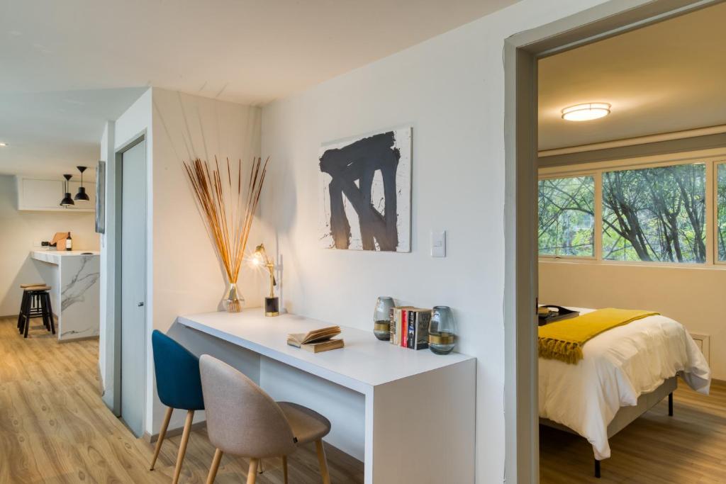 Comfy Apartment with Leafy Views by Tasman - Tap to explore photos