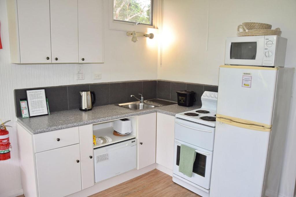Trial Bay Beach Cabin 3 - Bring your own linen. photo 2