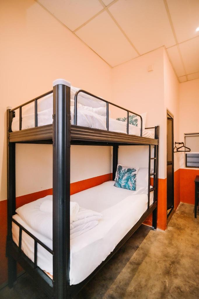 Swing & Pillows - 75 Chulia St, Georgetown Penang Room Type - Small Twin Room
