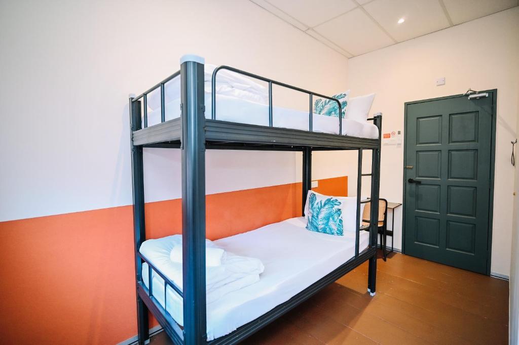Swing & Pillows - 75 Chulia St, Georgetown Penang Room Type - Twin Room with Shared Bathroom