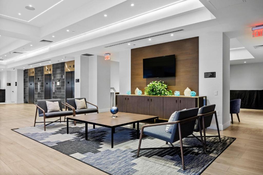 Radisson Hotel JFK Airport image
