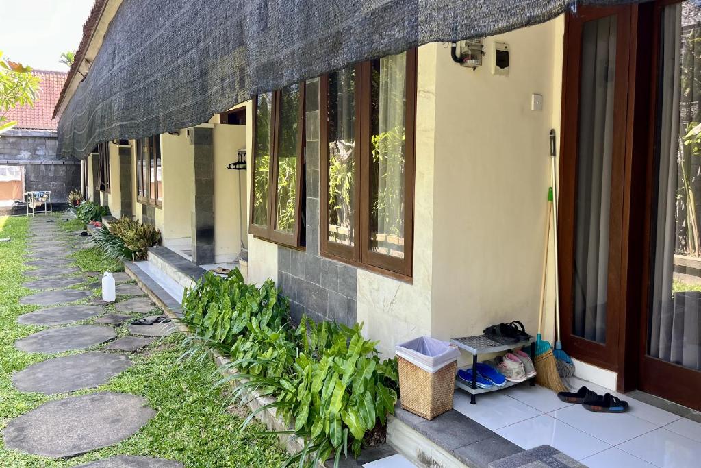 Mai Guesthouse Sanur - Tap to explore photos