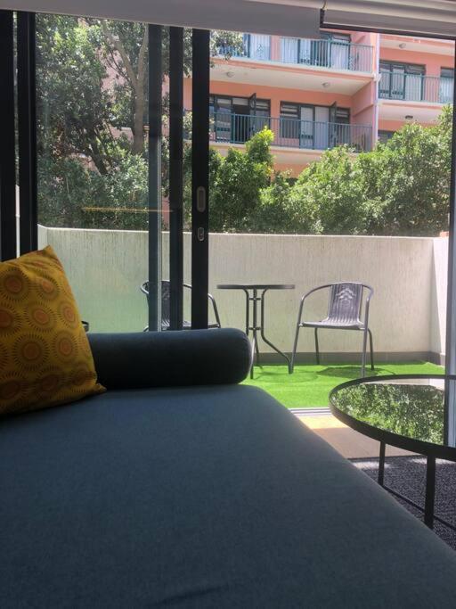 Seapoint apartment - Pool - Gym - Balcony - Tap to explore photos