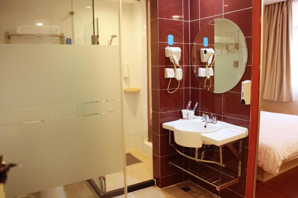 Двухместный (Улучшенный двухместный номер с 1 кроватью), Hanting Express Ningbo Tian yi Square NewBranch