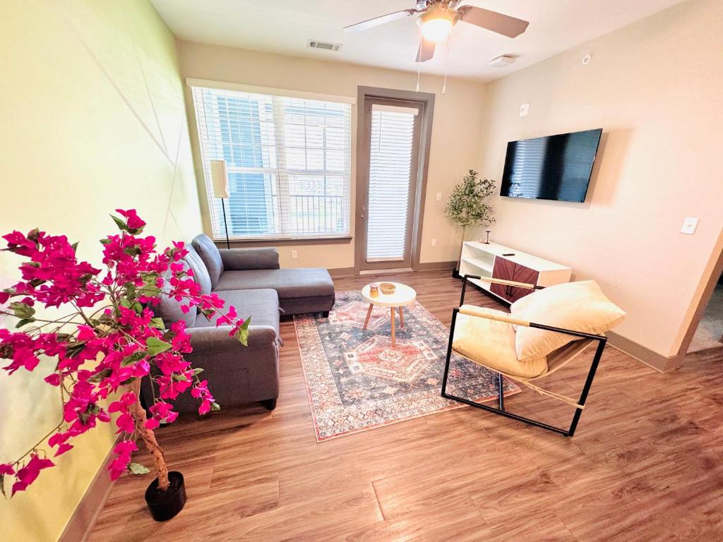 Full Apartment, Close to Parks King Bed Pet-Friendly Top Amenities image