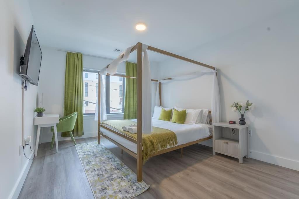 2 bedroom 2 bath Suite, Near American Dream and The Airport, Free Parking, King Bed and 2 Queen Beds, Washer and Dryer image