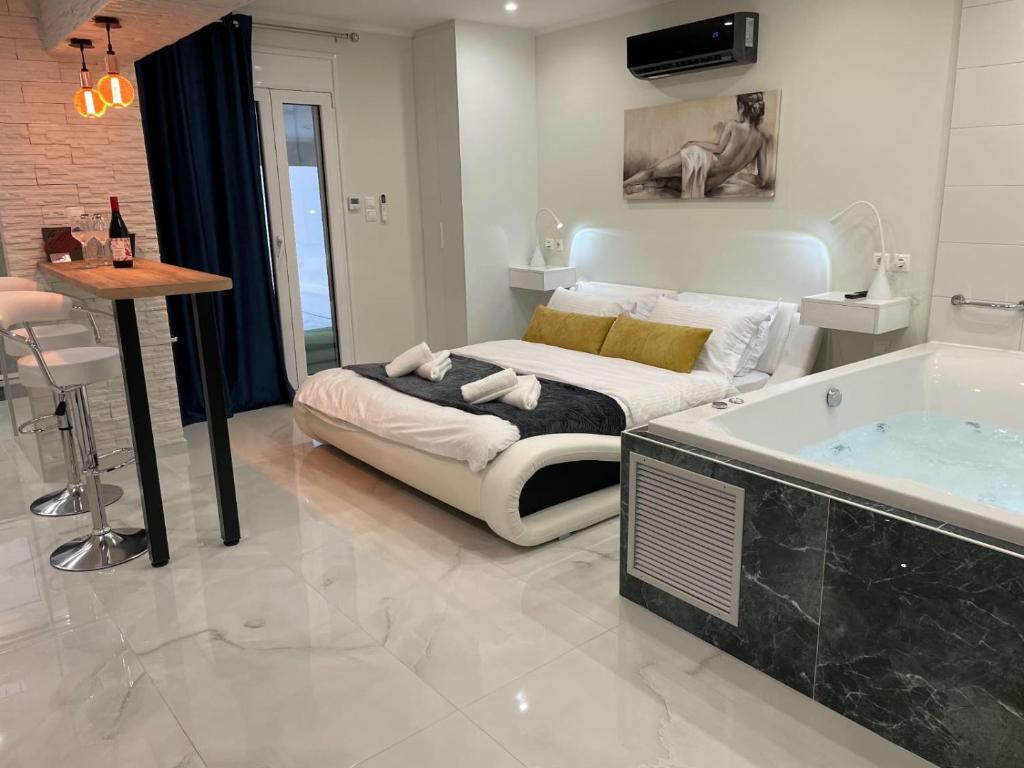 Private Jacuzzi Oasis - 2 min to Metro & Acropolis, Athens