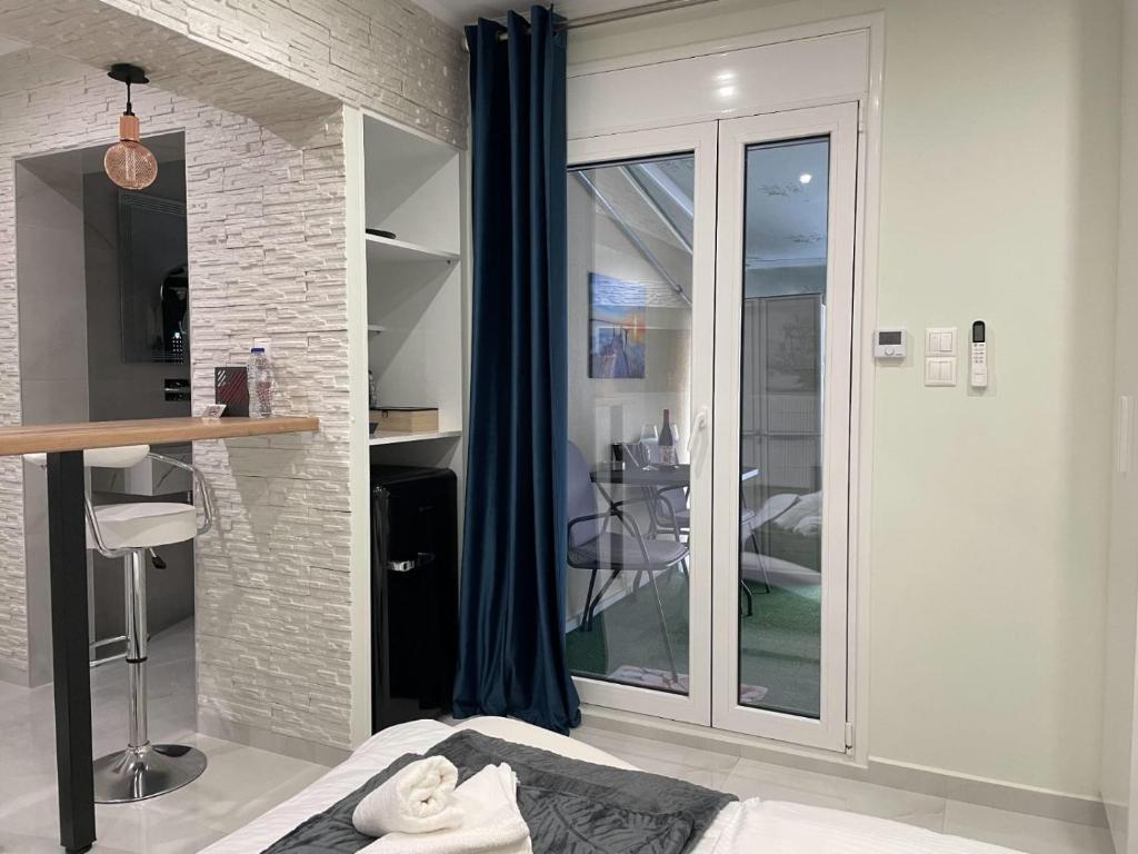 Private Jacuzzi Oasis - 2 min to Metro & Acropolis - Tap to explore photos
